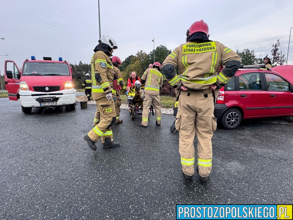 Wypadek na DK94 w Opolu. Fiat Panda uderzył w latarnię na rondzie Szczekiela