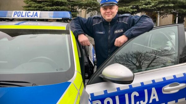 Bohaterska interwencja policjanta z Kluczborka. Uratował 19-latka spadającego z dachu