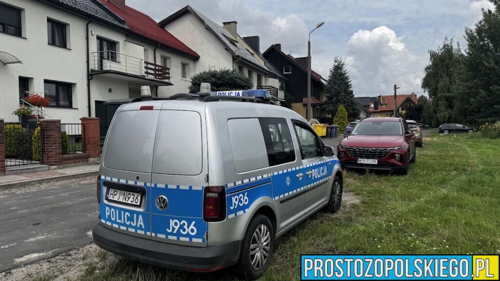 Policjanci z Głubczyc uratowali kobietę stojącą na dachu