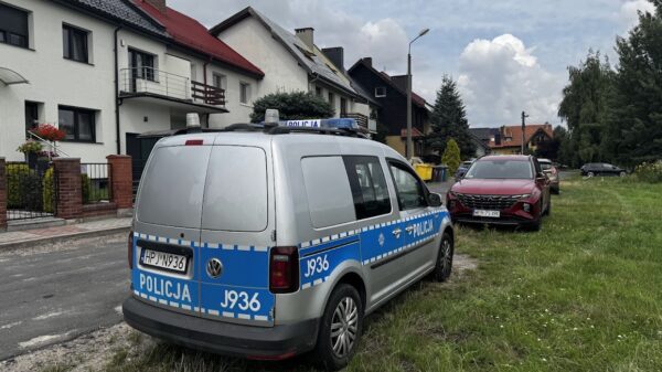 Policjanci z Głubczyc uratowali kobietę stojącą na dachu