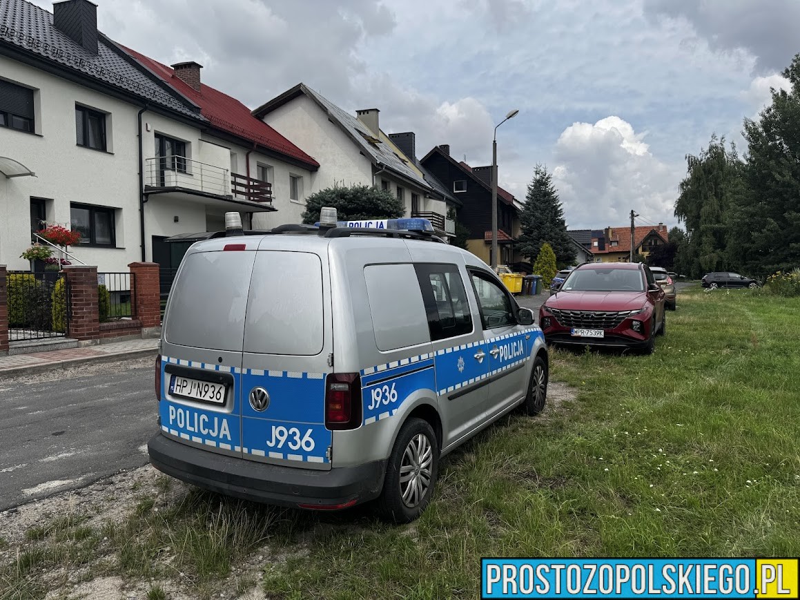 Policjanci z Głubczyc uratowali kobietę stojącą na dachu