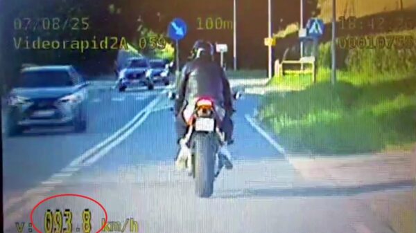 Prudnik: Motocyklista pędził 93 km/h i wyprzedzał na zakazie. Dostał 26 punktów karnych
