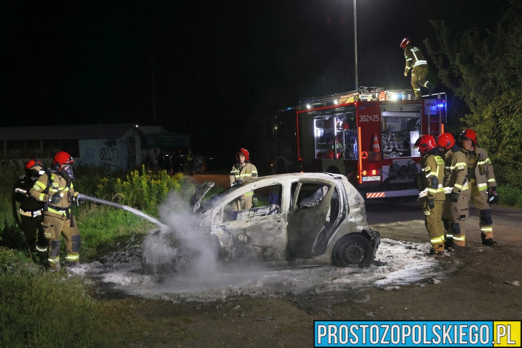 Pożar samochodu osobowego w Opolu na ul. Niemodlińskiej