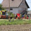 Poważny wypadek na DK94 w Skarbiszowie. Volkswagen zderzył się z ciężarówką, kierowca i dziecko zabrani do szpitala