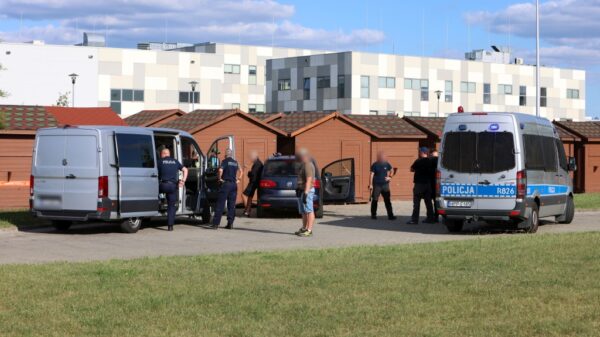 Zabezpieczenie meczu Odra Opole – Śląsk Wrocław. Policja zatrzymała 24-latka za odpalenie rac i flar dymnych