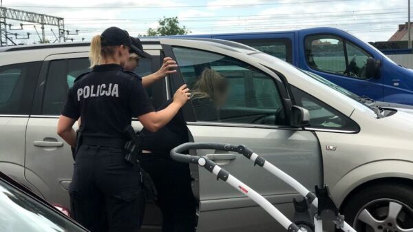 Upały a bezpieczeństwo w samochodzie – policja apeluje: nie zostawiaj dzieci i zwierząt w aucie!
