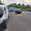Dobrzeń Mały: zderzenie motoroweru z dacią na skrzyżowaniu Brzezińska–Urbana. Dwie osoby w szpitalu