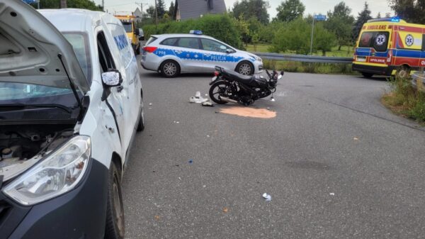 Dobrzeń Mały: zderzenie motoroweru z dacią na skrzyżowaniu Brzezińska–Urbana. Dwie osoby w szpitalu