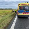 Wypadek na DK46 w Dąbrowie – dachowanie samochodu. Dziecko zabrane do szpitala