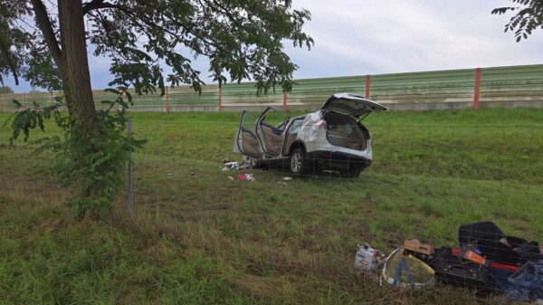 Wypadek na autostradzie A4 pod Prószkowem. Samochód dachował, jedna osoba w szpitalu