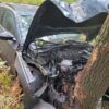 Wypadek na DK46 w miejscowości Dąbrowa – auto wypadło z drogi i uderzyło w drzewo