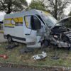 Wypadek na ul. Cmentarnej w Opolu. 22-latek wjechał dostawczakiem w drzewo. Pasażerka zabrana do szpitala