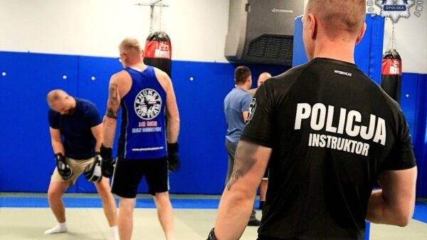 Policjanci szkolą ratowników medycznych w Opolu – bezpieczeństwo na pierwszym miejscu