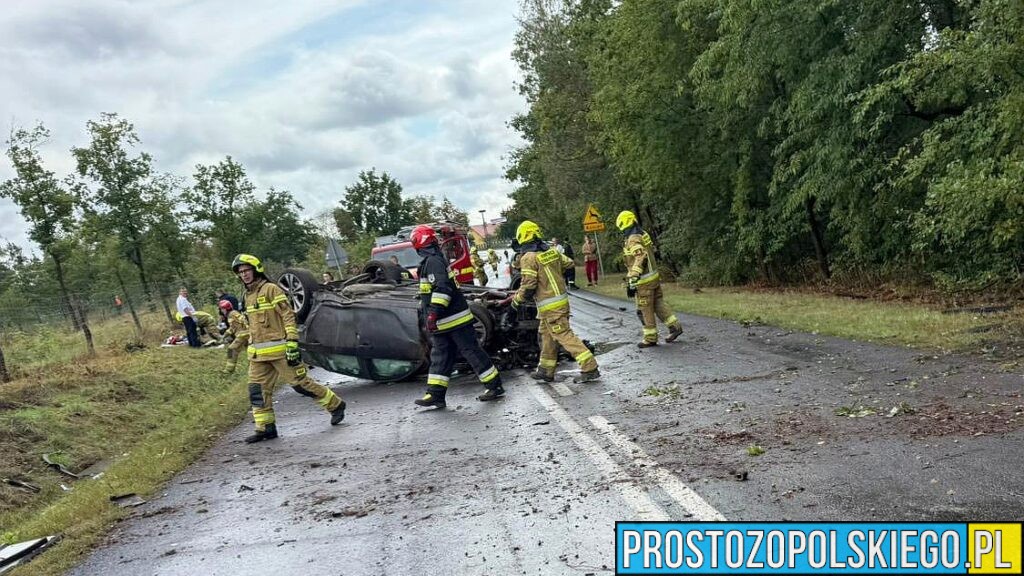 Dachowanie samochodu na drodze wojewódzkiej nr 425 – dwie osoby w szpitalu