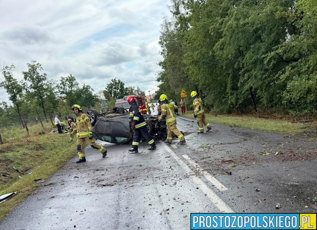 Dachowanie samochodu na drodze wojewódzkiej nr 425 – dwie osoby w szpitalu