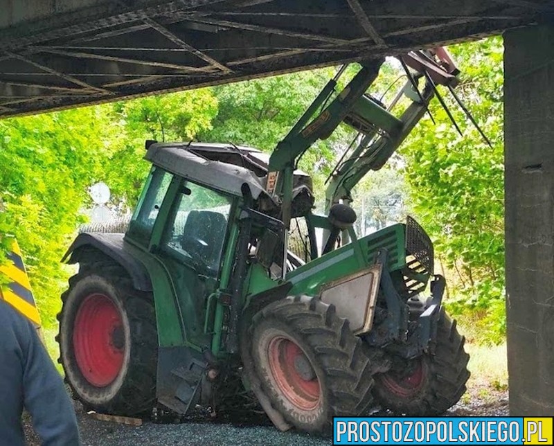 Jędrynie: 17-latek ciągnikiem uderzył w wiadukt kolejowy. Trafił do szpitala