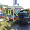 Poważny wypadek na skrzyżowaniu Częstochowska – obwodnica Opola. Bus z osobami niepełnosprawnymi zderzył się z karetką