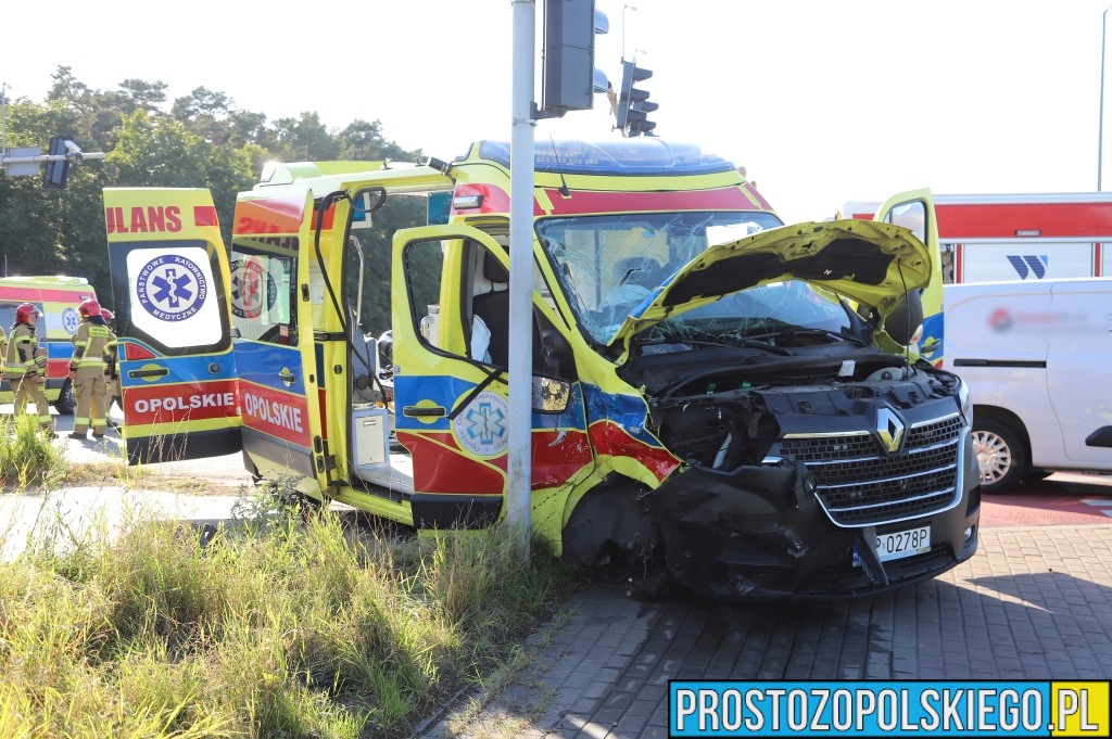 Poważny wypadek na skrzyżowaniu Częstochowska – obwodnica Opola. Bus z osobami niepełnosprawnymi zderzył się z karetką