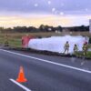 W piątek, 12 września, tuż po godzinie 7:00 rano służby ratunkowe zostały wezwane do poważnego wypadku drogowego na autostradzie A4. Do zdarzenia doszło na 213. kilometrze w kierunku Katowic. Cysterna przewożąca paliwo przewróciła się na bok Według wstępnych ustaleń kierujący cysterną stracił panowanie nad pojazdem, zjechał z drogi i przewrócił się na poboczu, w pasie zieleni. Pojazd leży na boku. Cysterna przewoziła benzynę oraz olej napędowy, co znacznie zwiększa ryzyko zdarzenia i wymaga specjalistycznych działań służb. Droga w kierunku Katowic całkowicie zablokowana Autostrada A4 w kierunku Katowic jest obecnie całkowicie nieprzejezdna. Na miejscu działa 8 zastępów straży pożarnej, specjalistyczna grupa chemiczna z Opola, policja, Zespół Ratownictwa Medycznego oraz obsługa autostrady. Kierowca w szpitalu Kierowca cysterny został przetransportowany karetką pogotowia do szpitala. Jego stan nie jest jeszcze znany. Utrudnienia w ruchu na A4 Kierowcy jadący w stronę Katowic muszą liczyć się z dużymi utrudnieniami i korkami. Służby apelują o korzystanie z objazdów oraz zachowanie szczególnej ostrożności w rejonie zdarzenia. Zbieramy więcej informacji i będziemy aktualizować komunikaty dotyczące sytuacji na autostradzie A4. Słowa kluczowe (SEO): wypadek A4, cysterna A4, wypadek cysterna paliwo, autostrada A4 zablokowana, utrudnienia A4 Katowice, Opole grupa chemiczna.