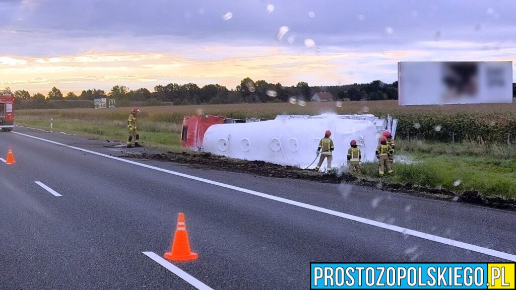 W piątek, 12 września, tuż po godzinie 7:00 rano służby ratunkowe zostały wezwane do poważnego wypadku drogowego na autostradzie A4. Do zdarzenia doszło na 213. kilometrze w kierunku Katowic. Cysterna przewożąca paliwo przewróciła się na bok Według wstępnych ustaleń kierujący cysterną stracił panowanie nad pojazdem, zjechał z drogi i przewrócił się na poboczu, w pasie zieleni. Pojazd leży na boku. Cysterna przewoziła benzynę oraz olej napędowy, co znacznie zwiększa ryzyko zdarzenia i wymaga specjalistycznych działań służb. Droga w kierunku Katowic całkowicie zablokowana Autostrada A4 w kierunku Katowic jest obecnie całkowicie nieprzejezdna. Na miejscu działa 8 zastępów straży pożarnej, specjalistyczna grupa chemiczna z Opola, policja, Zespół Ratownictwa Medycznego oraz obsługa autostrady. Kierowca w szpitalu Kierowca cysterny został przetransportowany karetką pogotowia do szpitala. Jego stan nie jest jeszcze znany. Utrudnienia w ruchu na A4 Kierowcy jadący w stronę Katowic muszą liczyć się z dużymi utrudnieniami i korkami. Służby apelują o korzystanie z objazdów oraz zachowanie szczególnej ostrożności w rejonie zdarzenia. Zbieramy więcej informacji i będziemy aktualizować komunikaty dotyczące sytuacji na autostradzie A4. Słowa kluczowe (SEO): wypadek A4, cysterna A4, wypadek cysterna paliwo, autostrada A4 zablokowana, utrudnienia A4 Katowice, Opole grupa chemiczna.