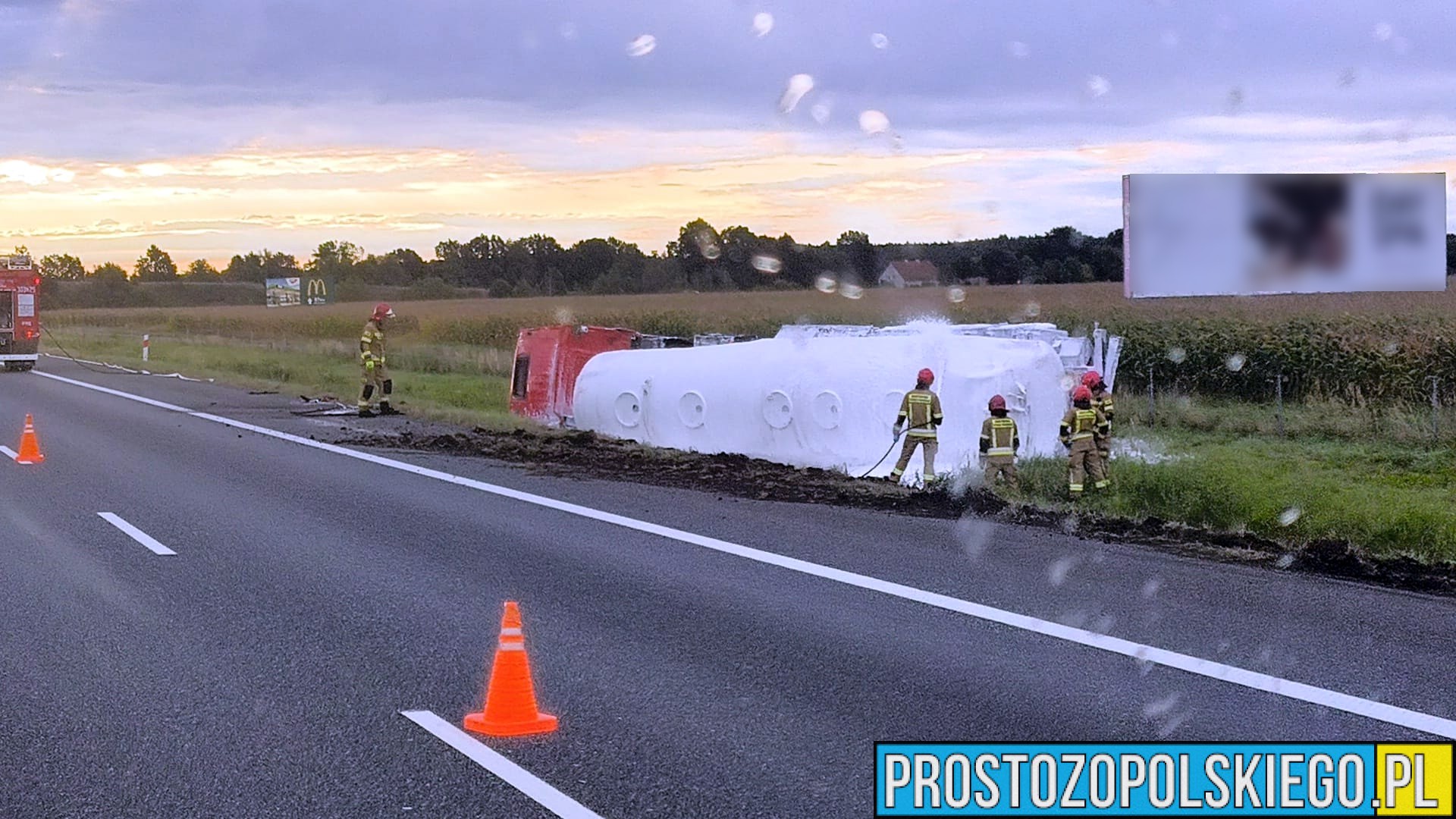 W piątek, 12 września, tuż po godzinie 7:00 rano służby ratunkowe zostały wezwane do poważnego wypadku drogowego na autostradzie A4. Do zdarzenia doszło na 213. kilometrze w kierunku Katowic. Cysterna przewożąca paliwo przewróciła się na bok Według wstępnych ustaleń kierujący cysterną stracił panowanie nad pojazdem, zjechał z drogi i przewrócił się na poboczu, w pasie zieleni. Pojazd leży na boku. Cysterna przewoziła benzynę oraz olej napędowy, co znacznie zwiększa ryzyko zdarzenia i wymaga specjalistycznych działań służb. Droga w kierunku Katowic całkowicie zablokowana Autostrada A4 w kierunku Katowic jest obecnie całkowicie nieprzejezdna. Na miejscu działa 8 zastępów straży pożarnej, specjalistyczna grupa chemiczna z Opola, policja, Zespół Ratownictwa Medycznego oraz obsługa autostrady. Kierowca w szpitalu Kierowca cysterny został przetransportowany karetką pogotowia do szpitala. Jego stan nie jest jeszcze znany. Utrudnienia w ruchu na A4 Kierowcy jadący w stronę Katowic muszą liczyć się z dużymi utrudnieniami i korkami. Służby apelują o korzystanie z objazdów oraz zachowanie szczególnej ostrożności w rejonie zdarzenia. Zbieramy więcej informacji i będziemy aktualizować komunikaty dotyczące sytuacji na autostradzie A4. Słowa kluczowe (SEO): wypadek A4, cysterna A4, wypadek cysterna paliwo, autostrada A4 zablokowana, utrudnienia A4 Katowice, Opole grupa chemiczna.