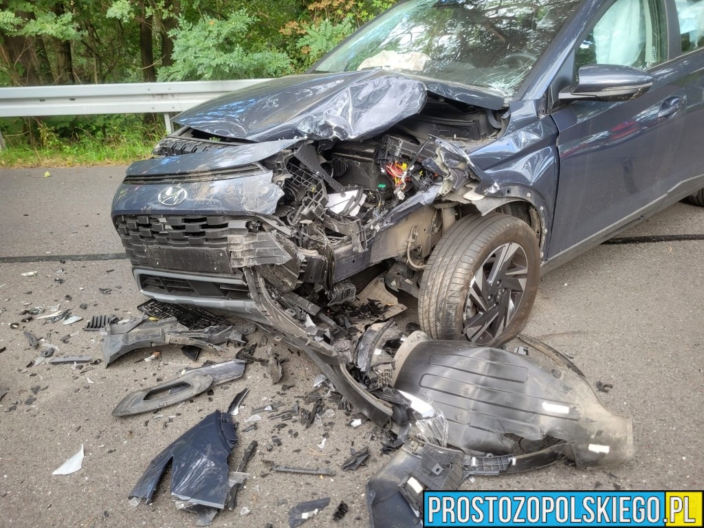 Zderzenie busa przewożącego osoby niepełnosprawne z osobówką w Opolu