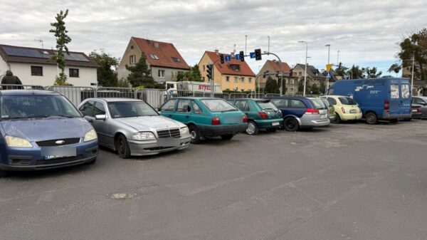 Porzucone wraki samochodów na parkingach w Opolu – straż miejska i policja badają sprawę