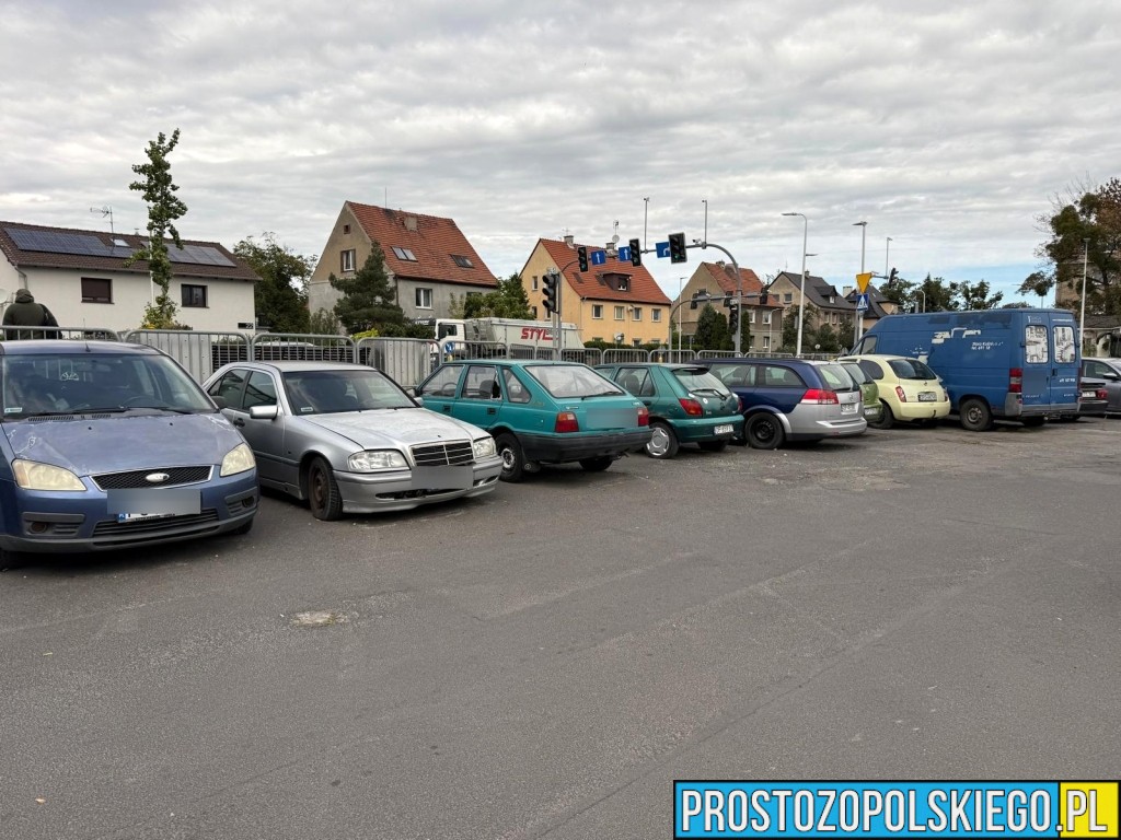 Porzucone wraki samochodów na parkingach w Opolu – straż miejska i policja badają sprawę