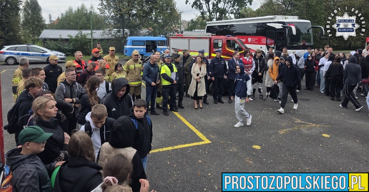 „Dzień Bez Ofiar Śmiertelnych Na Drogach” w Głubczycach – symulacja wypadku i akcja ratunkowa