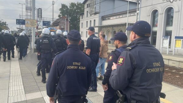 Policjanci zabezpieczali mecz MKS Gogolin – TS Chemik Kędzierzyn-Koźle