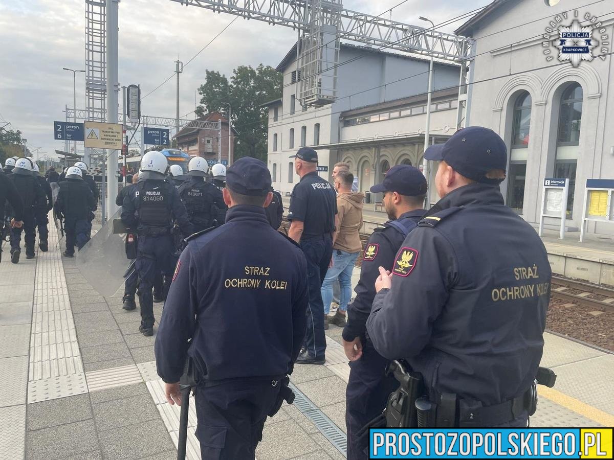 Policjanci zabezpieczali mecz MKS Gogolin – TS Chemik Kędzierzyn-Koźle