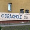Wulgarne napisy na elewacji bloku przy ul. Niemodlińskiej w Opolu