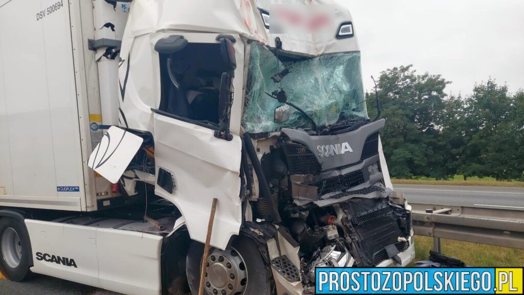 Wypadek na A4 pod Zakrzowem. Zderzyły się trzy ciężarówki, jedna osoba ranna