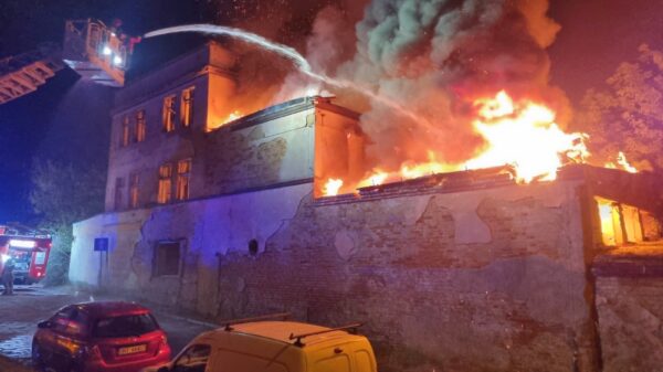 Nysa: Pożar pustostanu na ul. Andrzeja Kmicica. Strażacy walczyli z ogniem kilka godzin