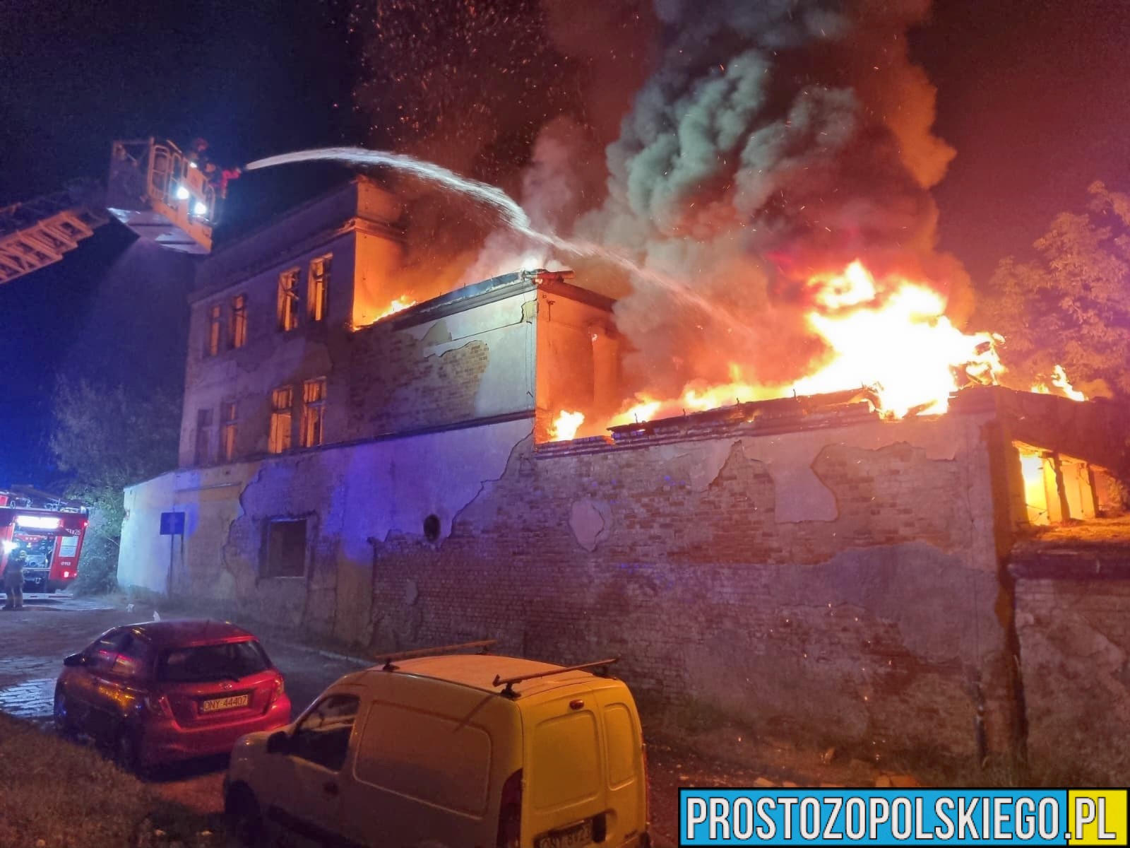 Nysa: Pożar pustostanu na ul. Andrzeja Kmicica. Strażacy walczyli z ogniem kilka godzin