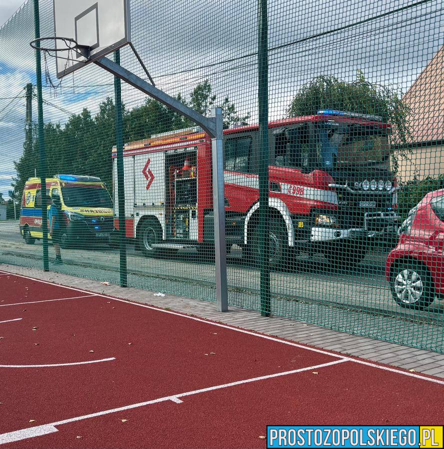 wypadek na rowerze, dziecko zaklinowało stopę, stopa zaklinowana w rowerze, rower, wypadek, wypadek na boisku, wypadekna boisku szkolnym, noga zaklinowana w szprychach, strażacy cieli rower,