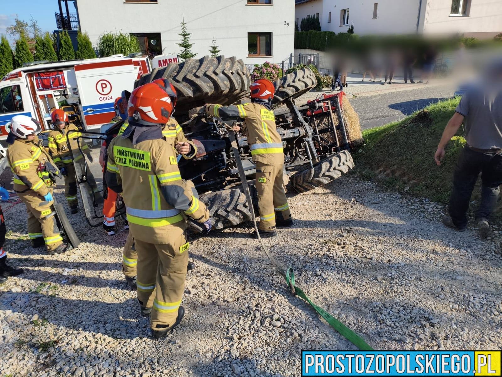Wypadek ciągnika rolniczego w gminie Leśnica. 40-latek trafił do szpitala