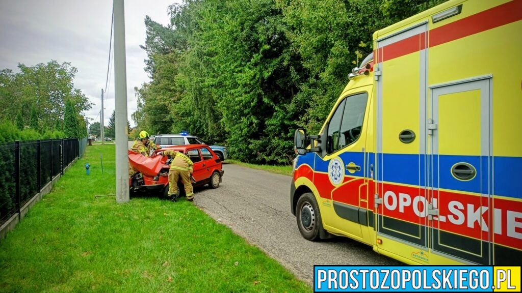 Praszka:54-letnia kobieta straciła panowanie nad Fiatem 126p i uderzyła w słup
