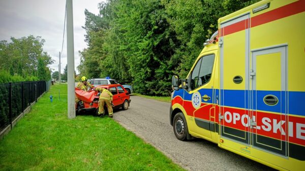 Praszka:54-letnia kobieta straciła panowanie nad Fiatem 126p i uderzyła w słup