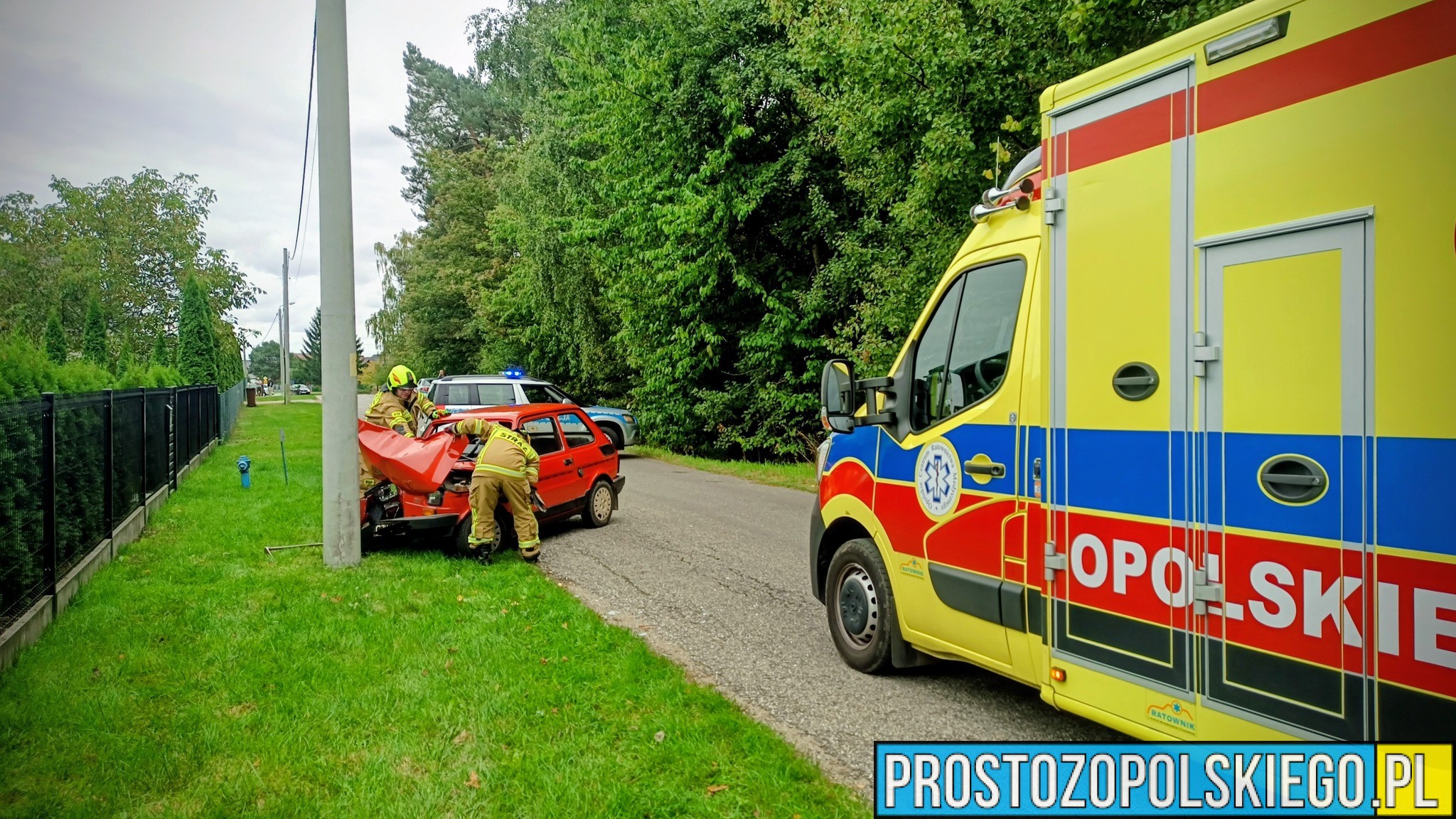 Praszka:54-letnia kobieta straciła panowanie nad Fiatem 126p i uderzyła w słup