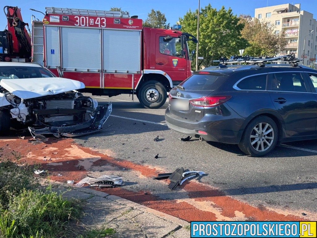 Wypadek na skrzyżowaniu Sosnowej i Witosa w Opolu – dwie osoby poszkodowane