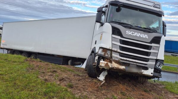 Wypadek ciężarówki na autostradzie A4 przy MOP Jankowice Wielkie. Kierowca miał dużo szczęścia