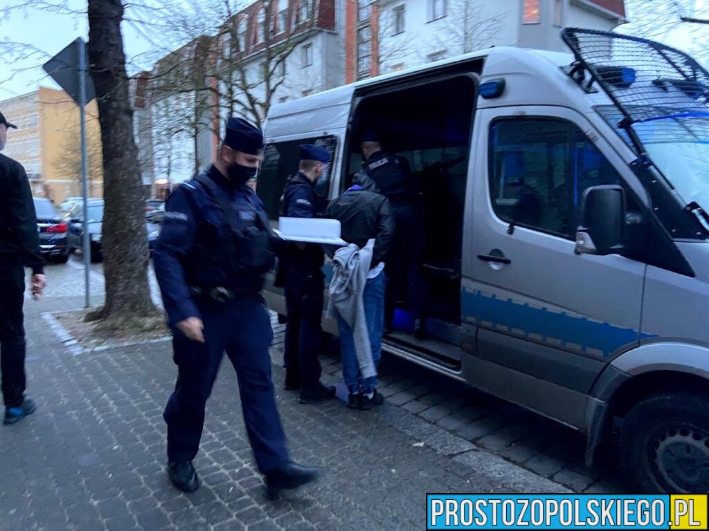 Prudnik: 41-latek zatrzymany za kradzież rozbójniczą na 90-letniej kobiecie