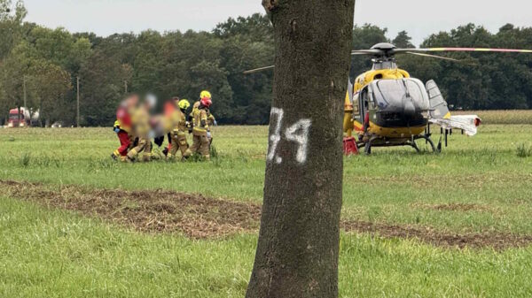 Poważny wypadek w powiecie kędzierzyńsko-kozielskim. Samochód uderzył w drzewo, interweniował śmigłowiec LPR