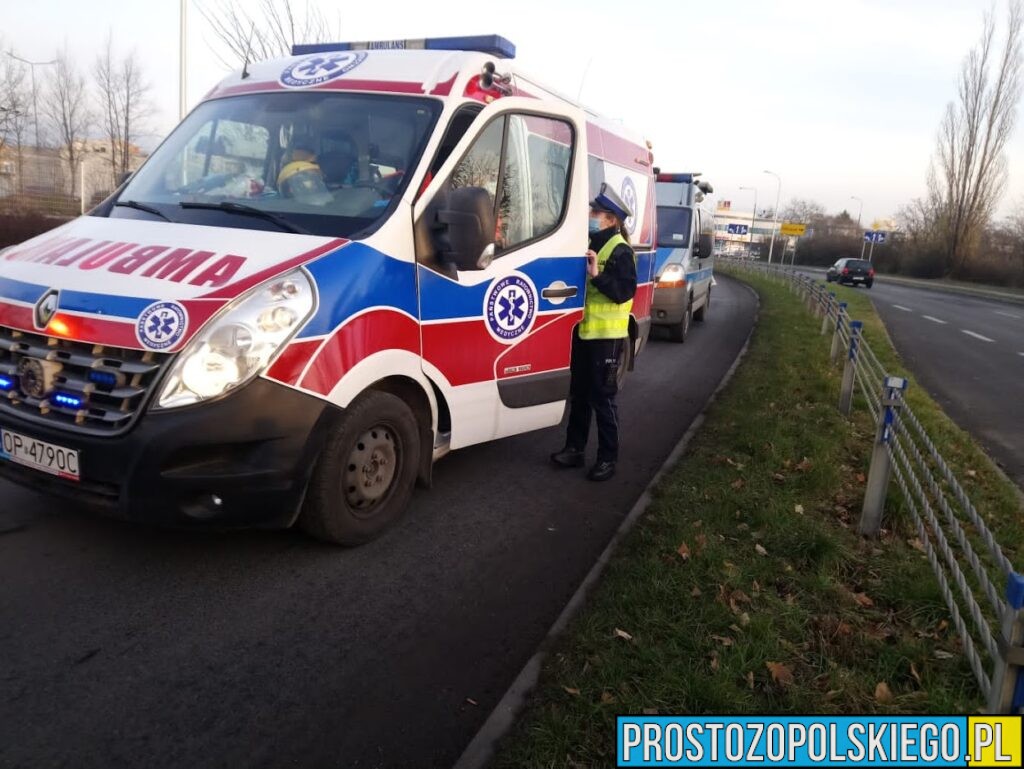 Wypadek karetki i trzech samochodów osobowych na DK41 w Rudziczce. Jedna osoba ranna