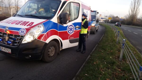 Wypadek karetki i trzech samochodów osobowych na DK41 w Rudziczce. Jedna osoba ranna