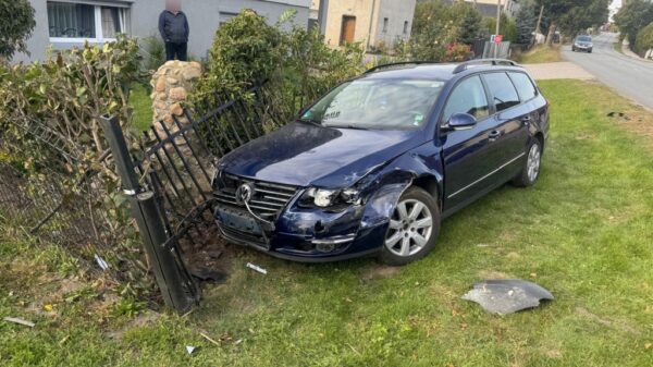 Chrząszczyce: pijany kierowca wjechał w ogrodzenie prywatnej posesji