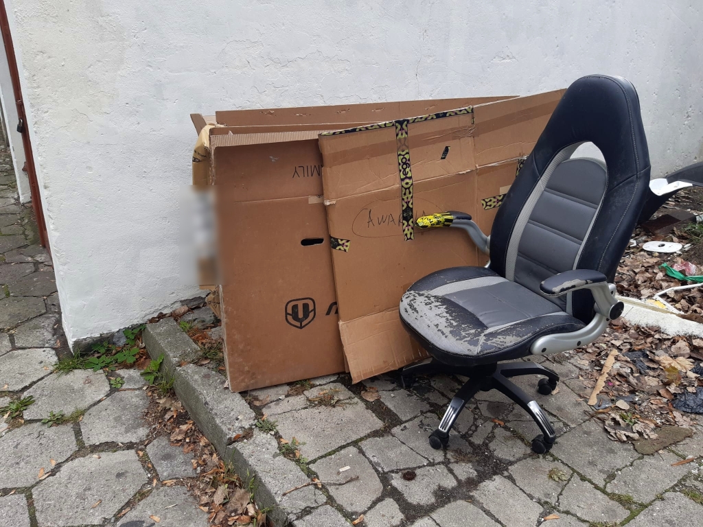 podrzucanie śmieci, nielegalne podrzucanie śmieci, nocni śmieciarze, kurier, kurier dpd, auto dpd ze śmieciami, 