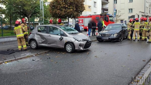 Wypadek na ul. Waryńskiego w Opolu. Samochód dachował, ulica jest zablokowana