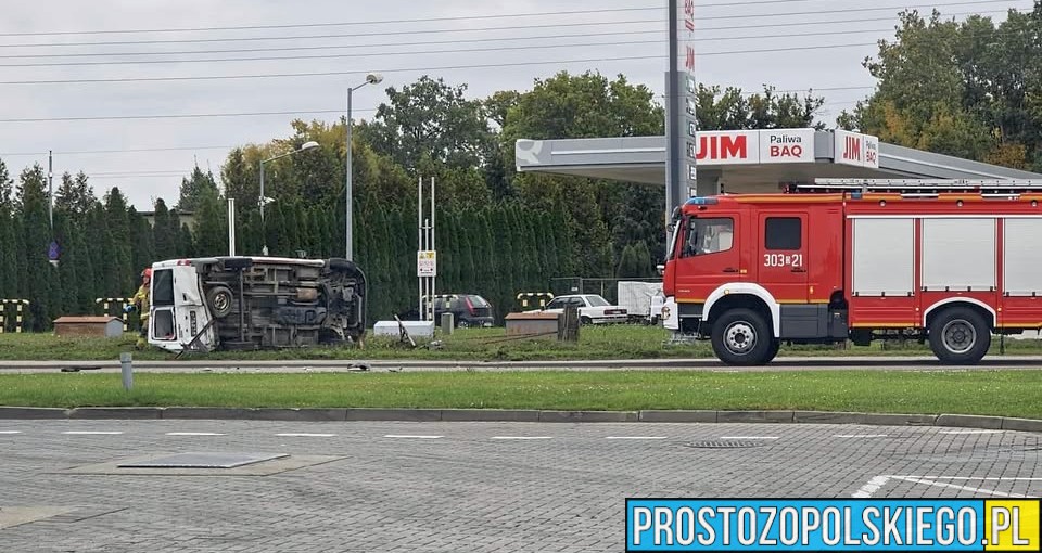 Wypadek na ulicy Opolskiej w Niemodlinie – bus przewrócił się po zderzeniu z audi